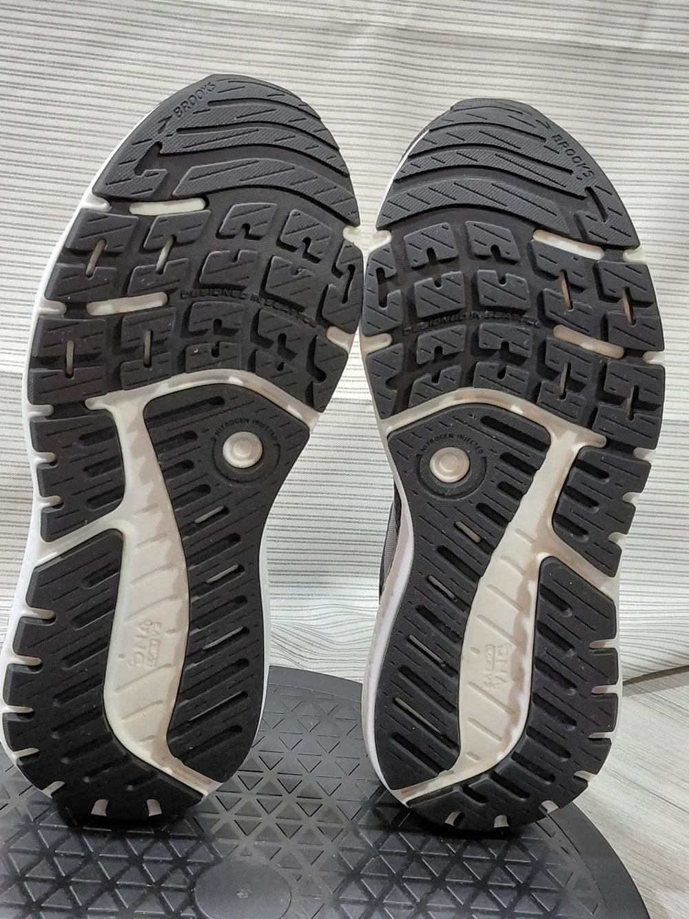 Brooks Womens Ariel GTS 24 Running Shoes in Charcoal/White SIZE 8.5 D WIDE FIT